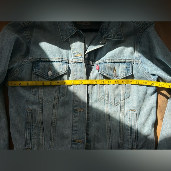 Levi's Classic Denim Jacket in Light Blue - Picture 4 of 5